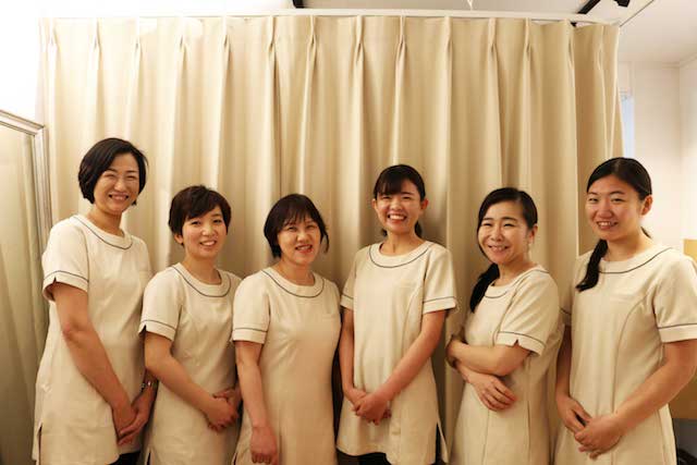 写真:スタッフとお客様が施術部屋で座って話している