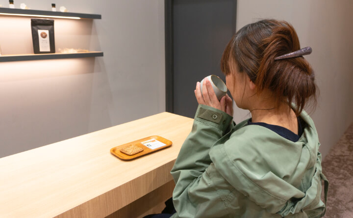 写真：お客様が黒豆茶を飲んでいる