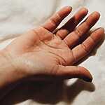 朝起きると手がむくむのは更年期?原因とセルフケア、受診の目安まで解説