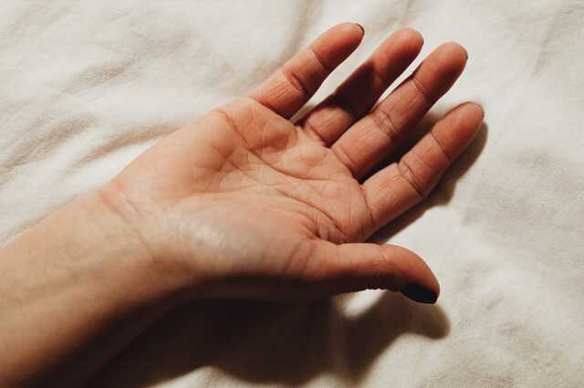 朝起きると手がむくむのは更年期？原因とセルフケア、受診の目安まで解説