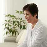 更年期が終わったのに体調が戻らない…更年期後の不調の原因と整え方