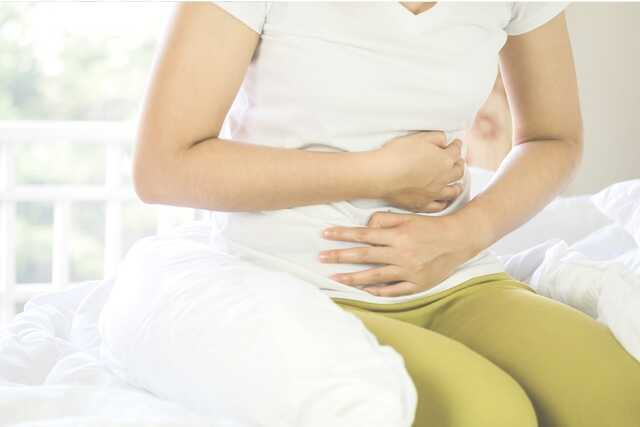更年期に胃腸の不調が起きる？消化器症状の原因と対処法を解説