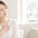 胸が苦しいのは更年期のせい？考えられる原因と受診の目安を解説