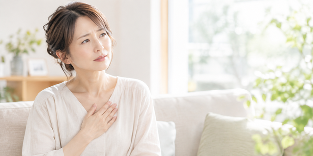 胸が苦しいのは更年期のせい？考えられる原因と受診の目安を解説