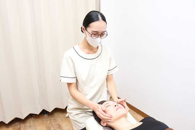 施術中の女性