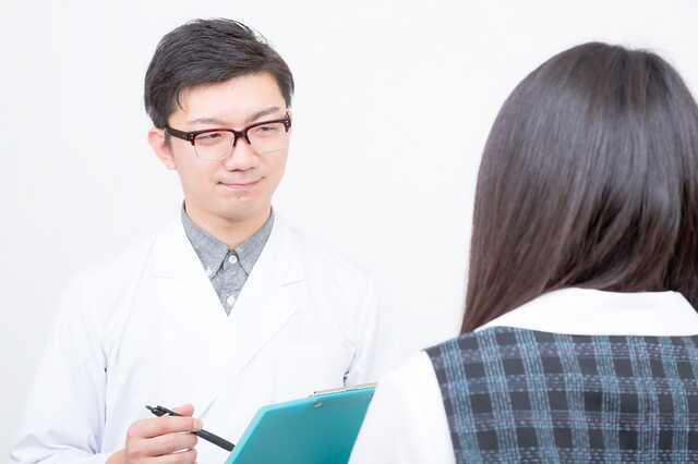 医師へ相談する女性
