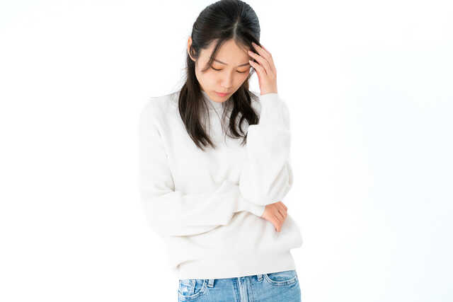 頭痛に悩む女性