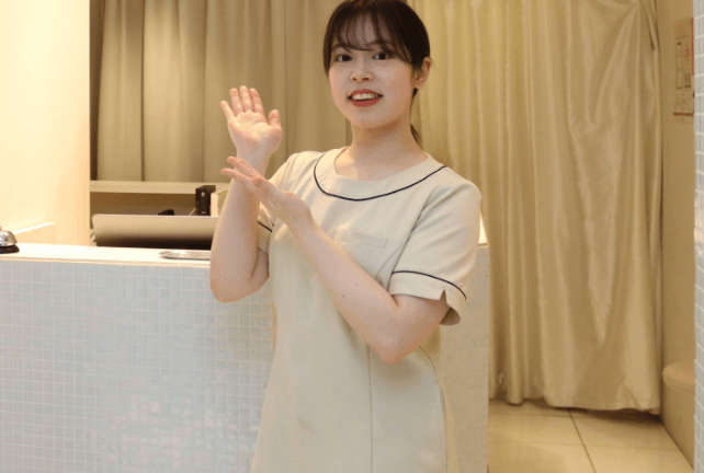 サロンを紹介する女性の写真