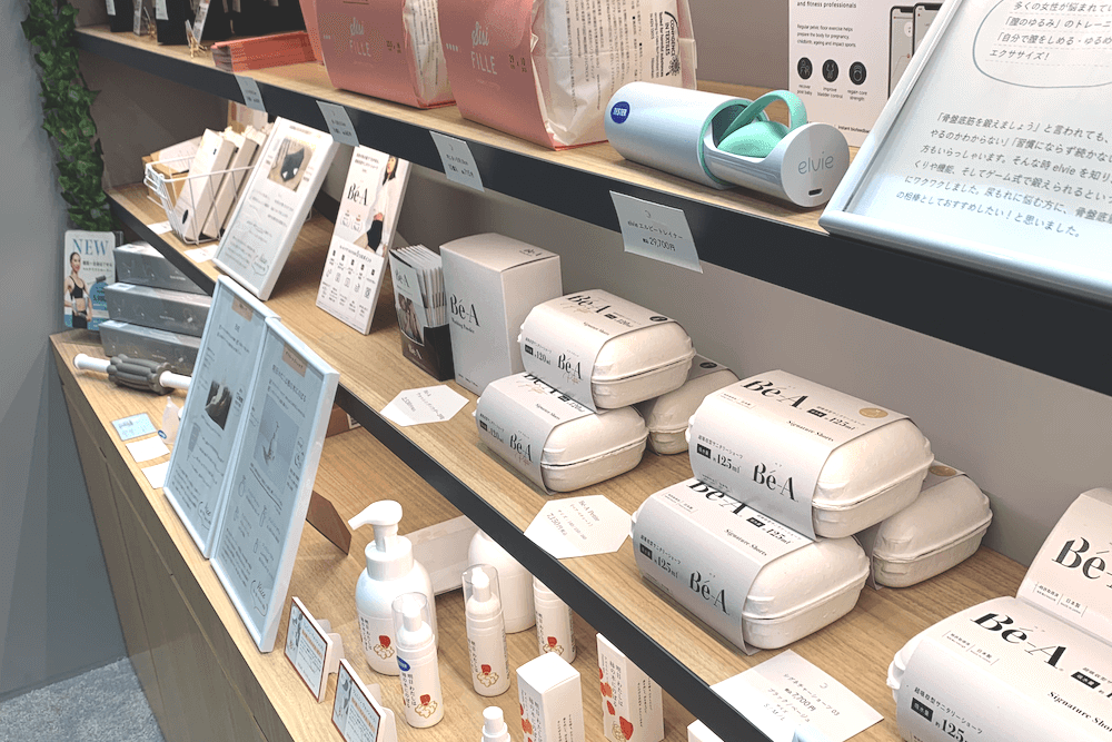 サロン内で商品を陳列している