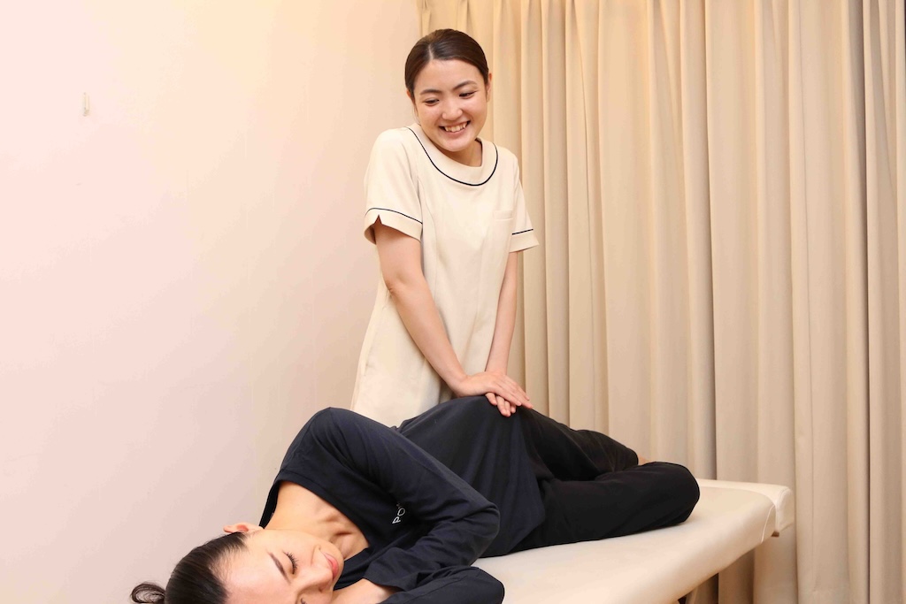 施術をしている女性スタッフ