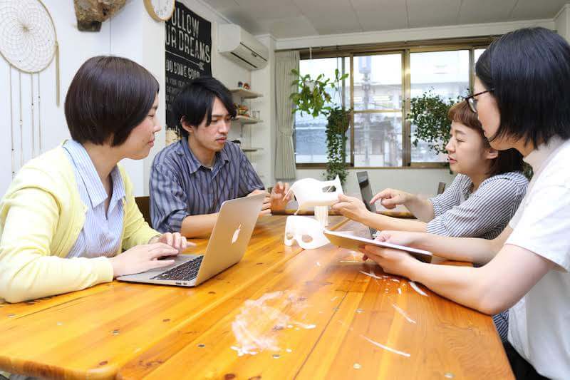 パウワウ社員が商品について話し合っている